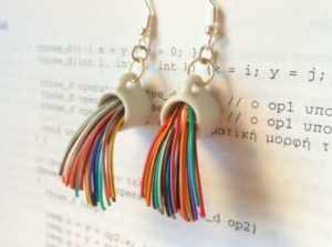 kablolu küpe ilginç takı tasarımları elektronik